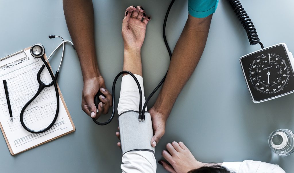 https://pixabay.com/nl/vrouw-persoon-bureaublad-het-werk-3187087/