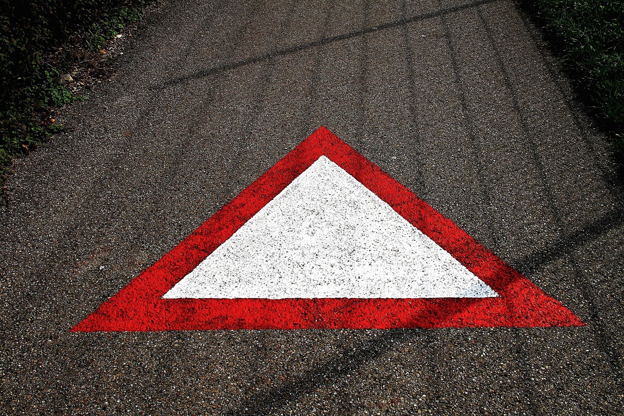 https://pixabay.com/nl/photos/verkeersbord-prioriteit-geven-aan-2847611/
